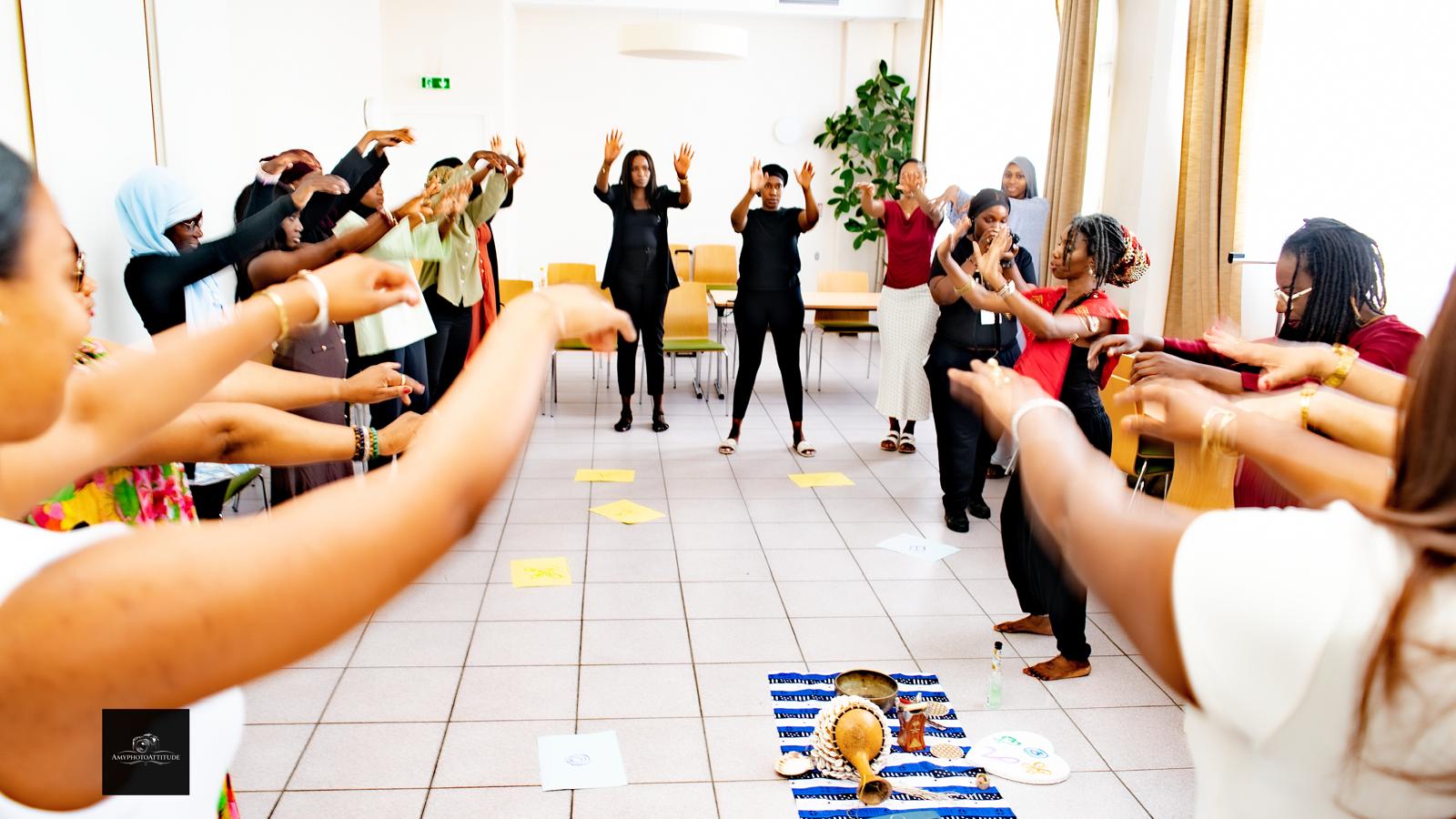 Participantes d'un atelier ABE échangeant avec le sourire dans une salle lumineuse